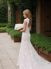 Sheath/Column V-neck Court Train Lace Wedding Dresses With Appliques Lace